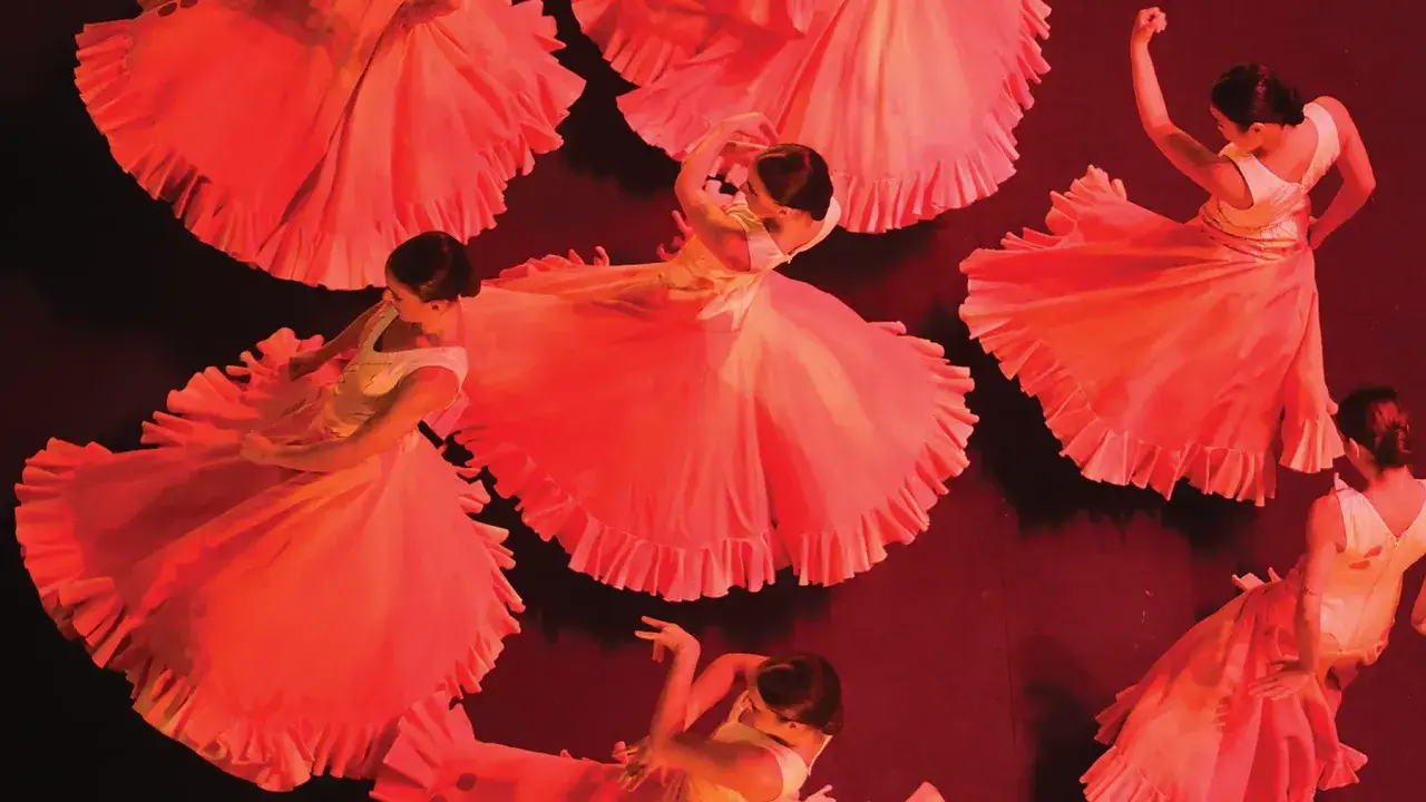 El yiyo bailaor, con faldas amplias y volantes, gira en un espectáculo de danza flamenca.