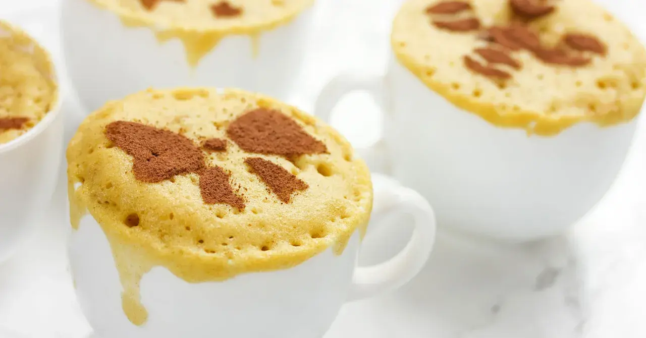 Deliciosos mug cakes recién hechos, perfectos para un antojo rápido. El mug cake fit ideal para cualquier momento.
