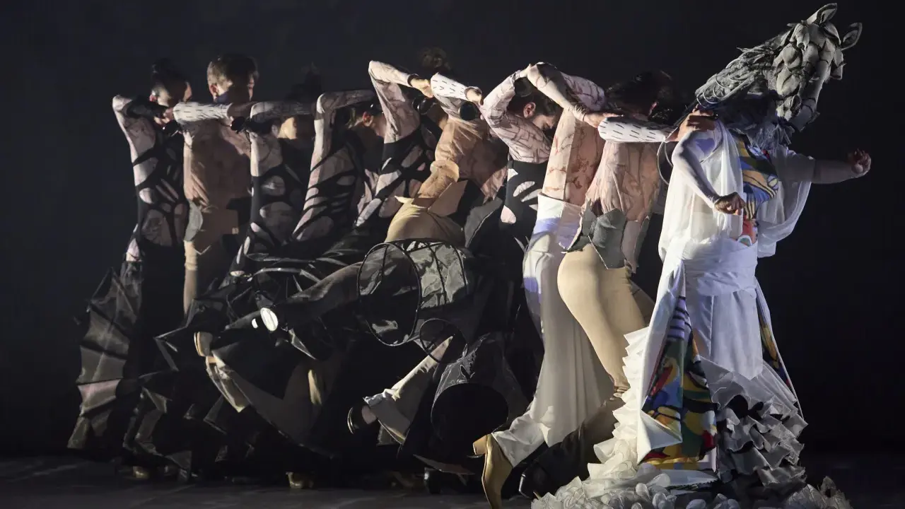 Danza contemporánea con toques de nuevo flamenco. Bailarines con vestuarios abstractos y un elemento que evoca un caballo.