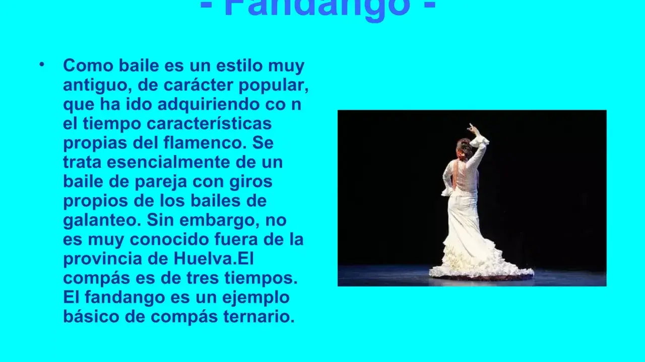 Bailarina de flamenco con vestido blanco, moviendo los brazos al ritmo de las bulerías.