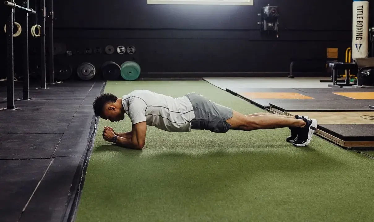 Hombre haciendo plancha, un ejercicio clave para ejercicios hernia discal lumbar.