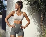 Mujer con abdomen tonificado, luciendo su figura tras una dieta recomposicion corporal.