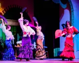 Bailarinas de flamenco con abanicos desplegados, mostrando las partes de un abanico en un espectáculo vibrante.
