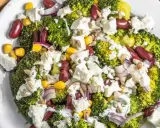 Ensalada de brócoli con frijoles rojos, maíz, queso feta y cebolla morada. Unos de los ejemplos de menús saludables y coloridos.