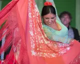 Bailarina flamenca con mantón de Manila, su movimiento evoca la rica historia del mantón de Manila.
