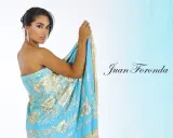 Mujer con mantón de Manila azul turquesa con bordados dorados, mostrando cómo colocar un mantón de manila como vestido.