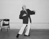 Hombre mayor sonríe y baila, demostrando los beneficios de bailar.
