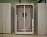 Partes de un cajón de madera, mostrando la estructura interna con cuerdas y un agujero circular.
