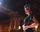 Una bailaora, con flor en el pelo y labios oscuros, encarna la pasión y el duende que qu'exprime le flamenco.