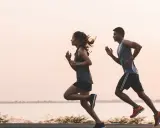 Pareja corriendo al amanecer. Un recordatorio de cuando tomar electrolitos para rehidratarse y mantener la energía.