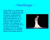 Bailarina de flamenco con vestido blanco, moviendo los brazos al ritmo de las bulerías.