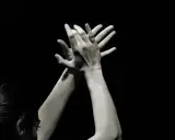 Manos en movimiento, creando ritmos con palmeros flamencos. La pasión del flamenco se siente en cada gesto.
