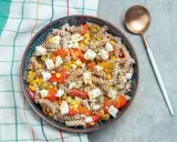 Ensalada de pasta fit con fusilli integral, tomate, maíz, aceitunas y queso feta. Un plato ligero y sabroso.