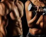 Torso masculino musculoso y mujer levantando pesa. Ilustra la diferencia entre tonificar y ganar masa muscular.