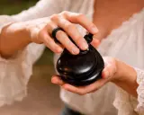 Manos que demuestran que son las castañuelas, instrumentos de percusión españoles, con un ritmo vibrante.