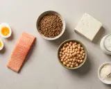 Huevos, salmón, lentejas, garbanzos, tofu, yogur y proteína en polvo. Variedad de alimentos para saber cuanta proteína consumir al día.
