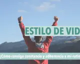 Hombre con los brazos en alto, celebrando un estilo de vida activo. ¡La motivación gym es clave para la constancia!