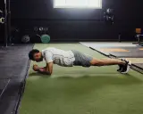 Hombre haciendo plancha, un ejercicio clave para ejercicios hernia discal lumbar.