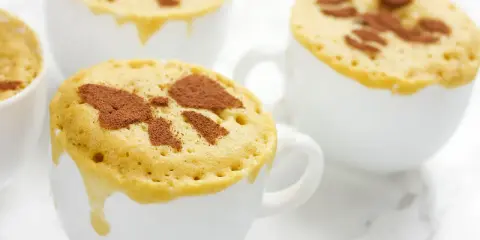 Deliciosos mug cakes recién hechos, perfectos para un antojo rápido. El mug cake fit ideal para cualquier momento.