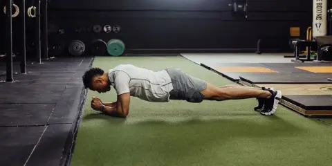 Hombre haciendo plancha, un ejercicio clave para ejercicios hernia discal lumbar.