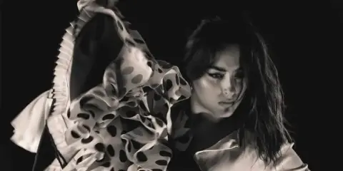 Bailaora flamenca famosa con volantes de lunares, capturada en un momento de intensa expresión artística.