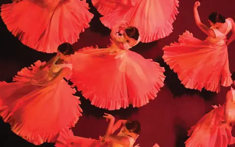 El yiyo bailaor, con faldas amplias y volantes, gira en un espectáculo de danza flamenca.