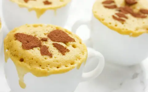 Deliciosos mug cakes recién hechos, perfectos para un antojo rápido. El mug cake fit ideal para cualquier momento.