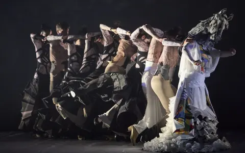 Danza contemporánea con toques de nuevo flamenco. Bailarines con vestuarios abstractos y un elemento que evoca un caballo.