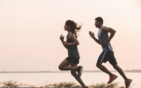 Pareja corriendo al amanecer. Un recordatorio de cuando tomar electrolitos para rehidratarse y mantener la energía.