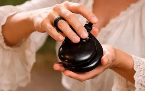 Manos que demuestran que son las castañuelas, instrumentos de percusión españoles, con un ritmo vibrante.