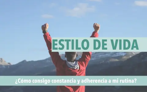 Hombre con los brazos en alto, celebrando un estilo de vida activo. ¡La motivación gym es clave para la constancia!