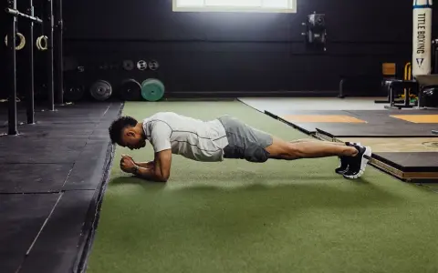 Hombre haciendo plancha, un ejercicio clave para ejercicios hernia discal lumbar.