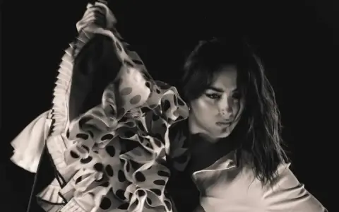 Bailaora flamenca famosa con volantes de lunares, capturada en un momento de intensa expresión artística.
