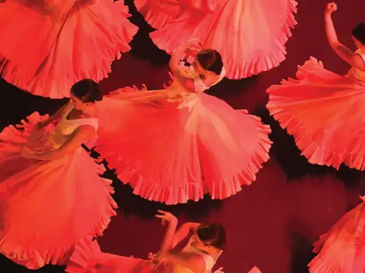 El yiyo bailaor, con faldas amplias y volantes, gira en un espectáculo de danza flamenca.