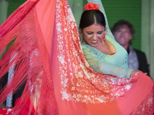 Bailarina flamenca con mantón de Manila, su movimiento evoca la rica historia del mantón de Manila.