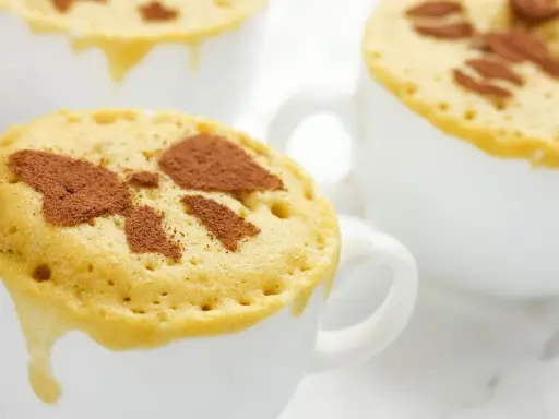 Deliciosos mug cakes recién hechos, perfectos para un antojo rápido. El mug cake fit ideal para cualquier momento.