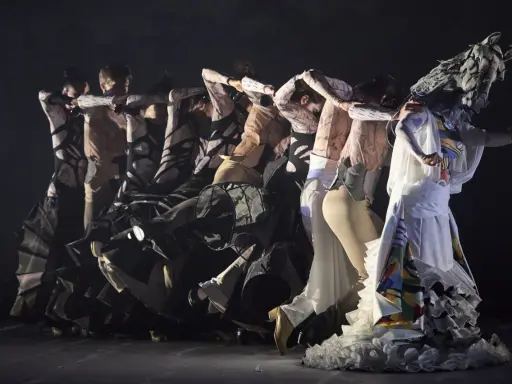 Danza contemporánea con toques de nuevo flamenco. Bailarines con vestuarios abstractos y un elemento que evoca un caballo.