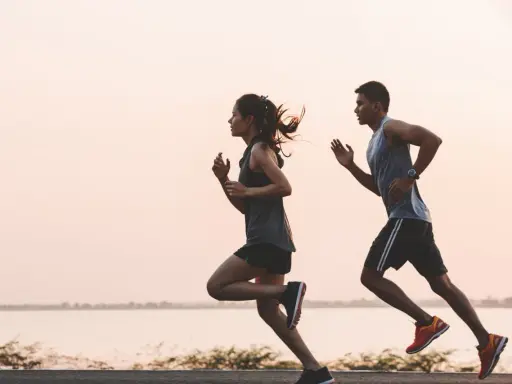 Pareja corriendo al amanecer. Un recordatorio de cuando tomar electrolitos para rehidratarse y mantener la energía.