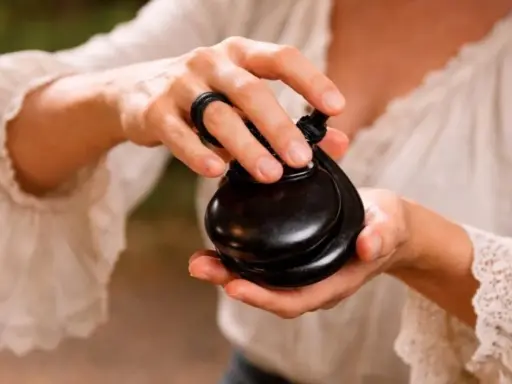 Manos que demuestran que son las castañuelas, instrumentos de percusión españoles, con un ritmo vibrante.