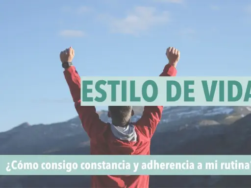Hombre con los brazos en alto, celebrando un estilo de vida activo. ¡La motivación gym es clave para la constancia!