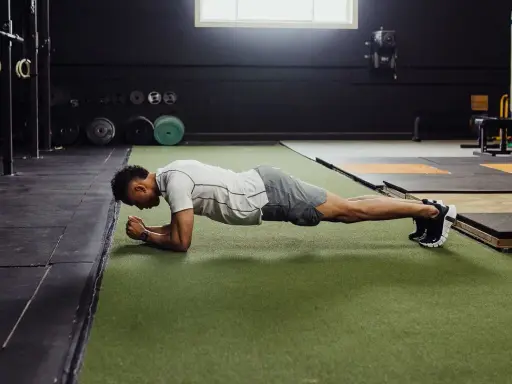 Hombre haciendo plancha, un ejercicio clave para ejercicios hernia discal lumbar.