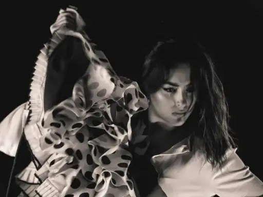 Bailaora flamenca famosa con volantes de lunares, capturada en un momento de intensa expresión artística.