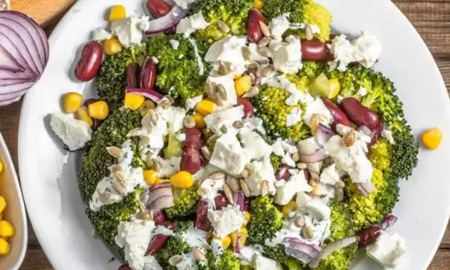 Ensalada de brócoli con frijoles rojos, maíz, queso feta y cebolla morada. Unos de los ejemplos de menús saludables y coloridos.