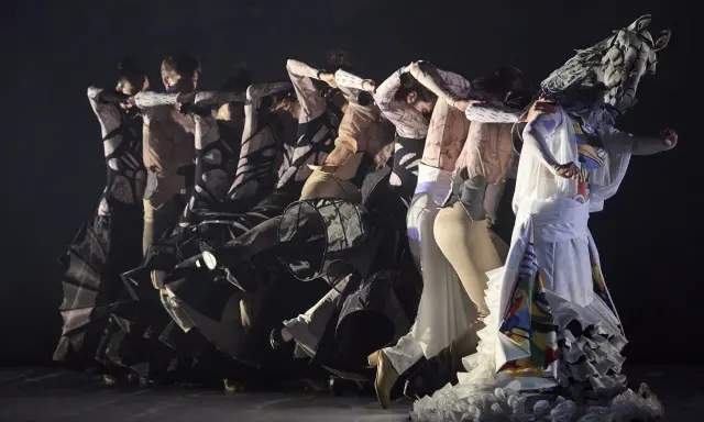 Danza contemporánea con toques de nuevo flamenco. Bailarines con vestuarios abstractos y un elemento que evoca un caballo.