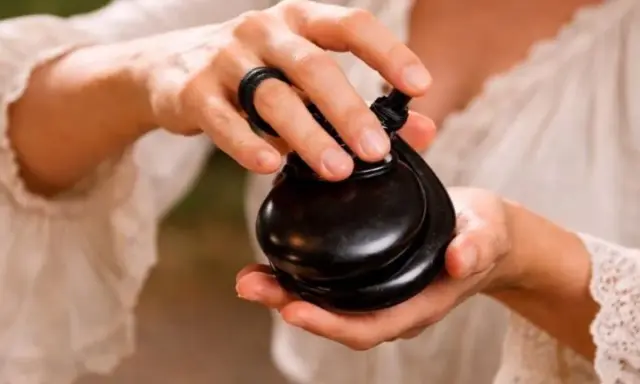 Manos que demuestran que son las castañuelas, instrumentos de percusión españoles, con un ritmo vibrante.