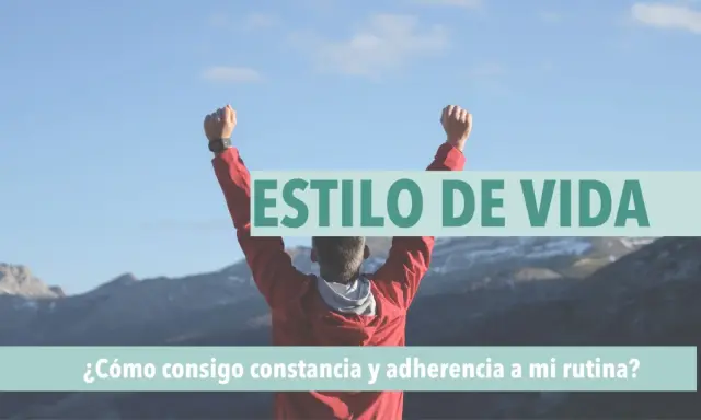 Hombre con los brazos en alto, celebrando un estilo de vida activo. ¡La motivación gym es clave para la constancia!
