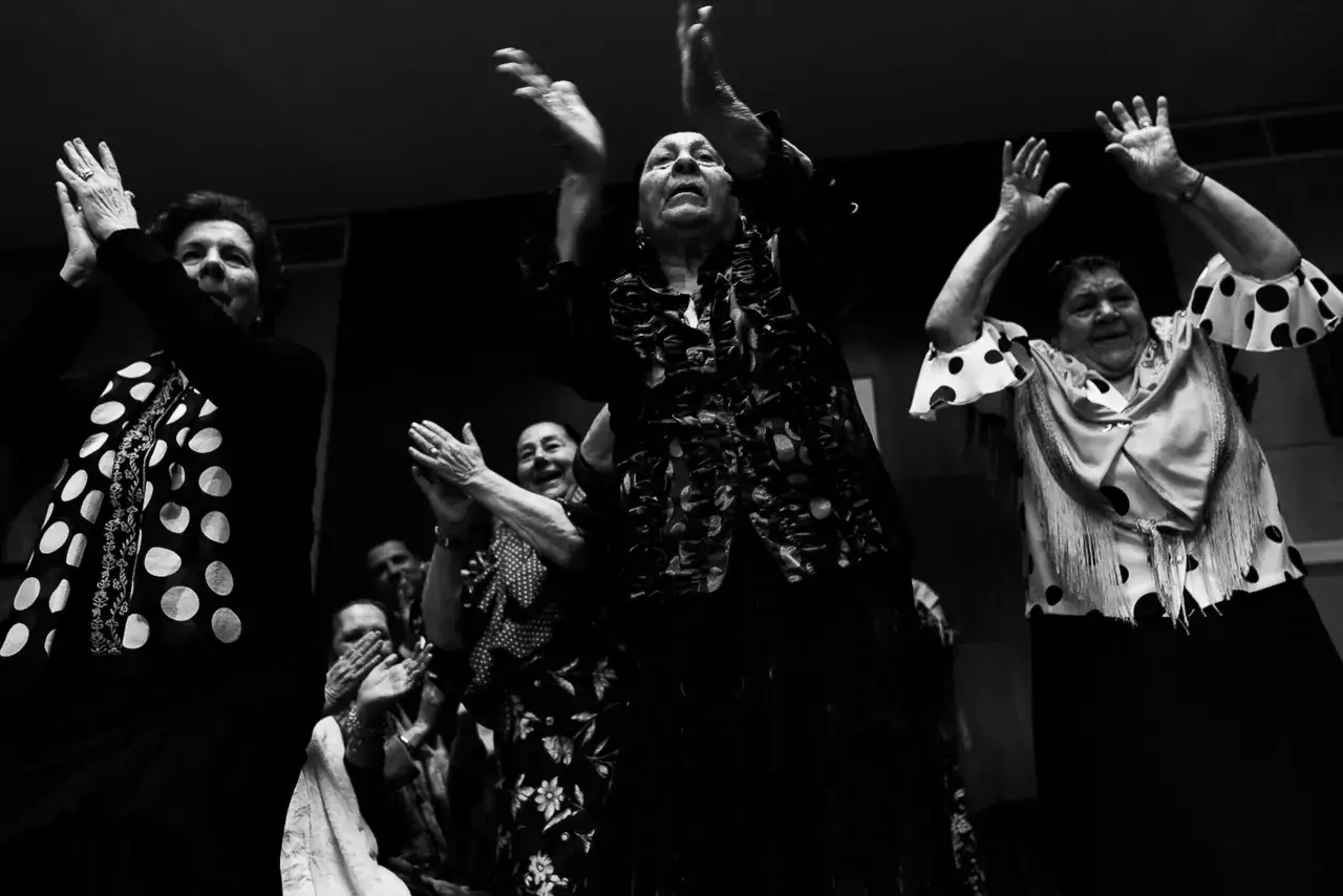 Mujeres mayores disfrutan de un apasionado baile por buler&iacute;as, con palmas y brazos en alto, llenas de energ&iacute;a y sentimiento.