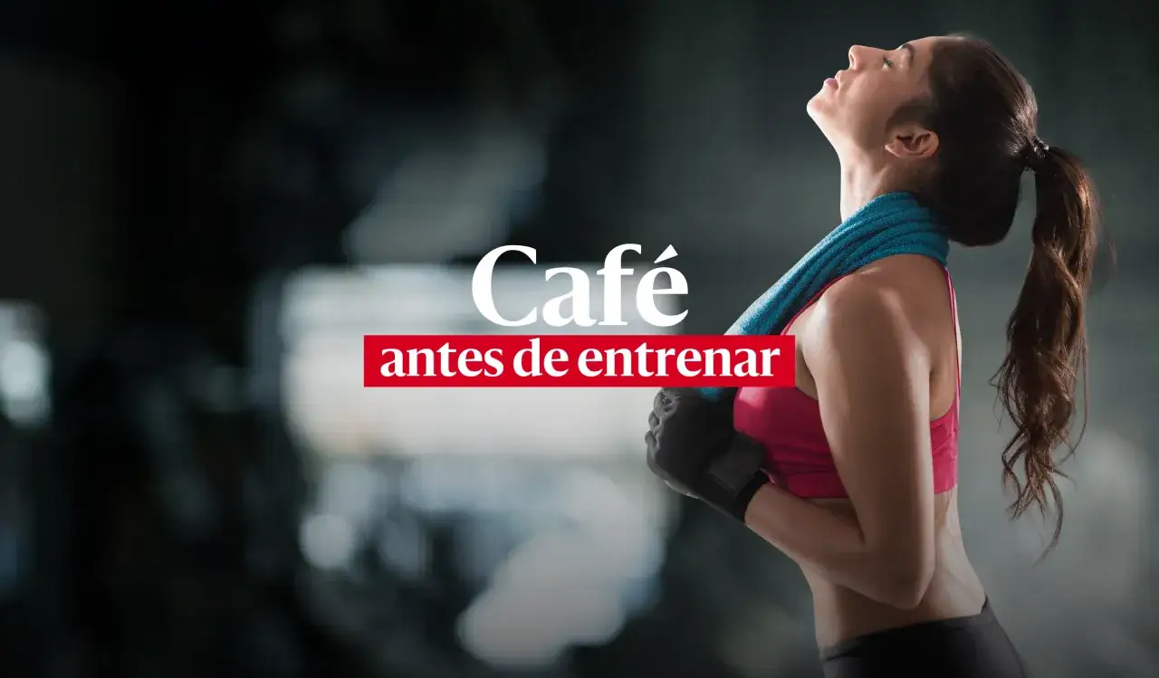 Mujer con toalla al cuello, lista para su rutina. El caf&eacute; antes de entrenar le da la energ&iacute;a necesaria.
