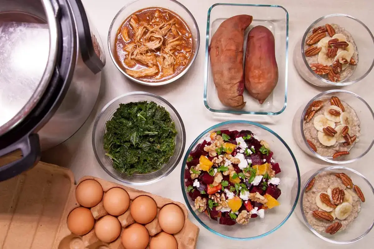 Ejemplos de menús para meal prep: pollo deshebrado, ensalada de remolacha, camotes, avena con plátano y nueces, y huevos.