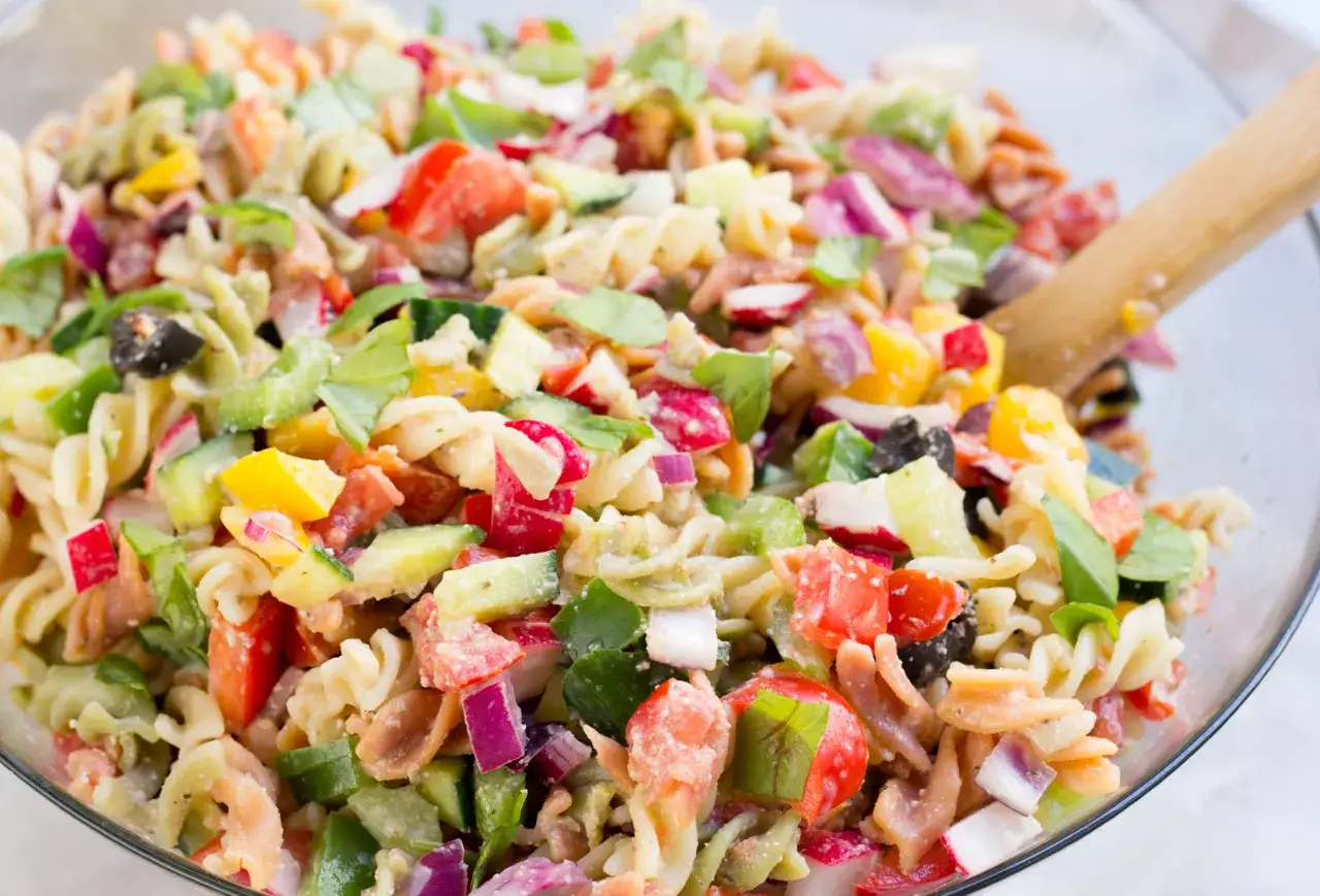 Ensalada de pasta saludable con verduras frescas y un aderezo cremoso. &iexcl;Perfecta para un almuerzo ligero!